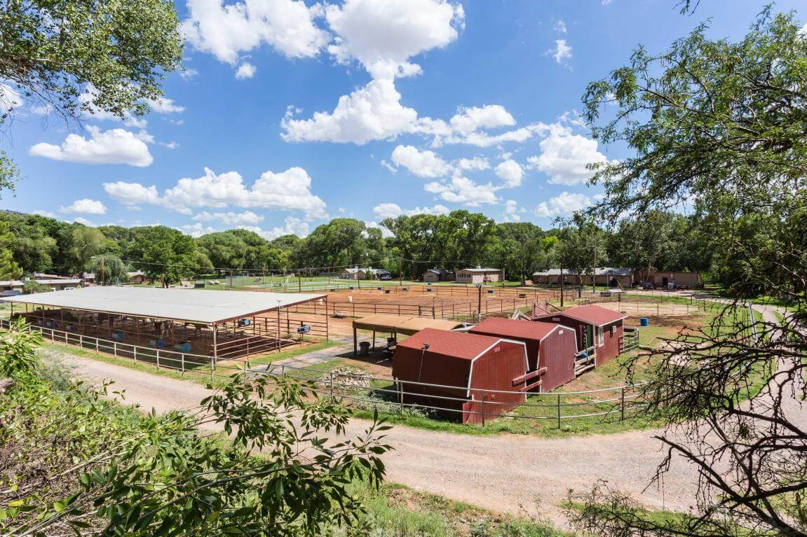 Willow Point offers Full-Service Horse Facilities